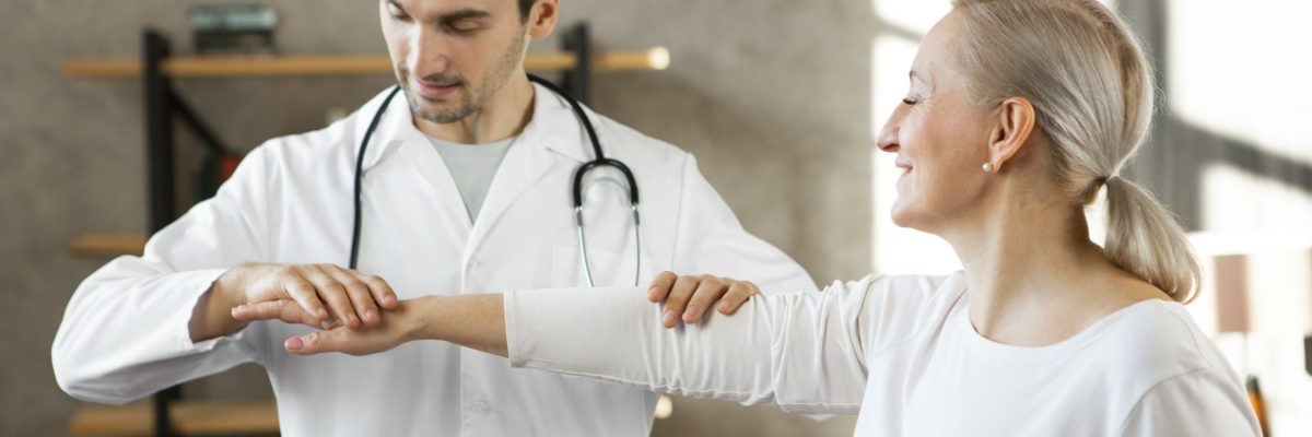 medium-shot-smiley-doctor-checking-woman